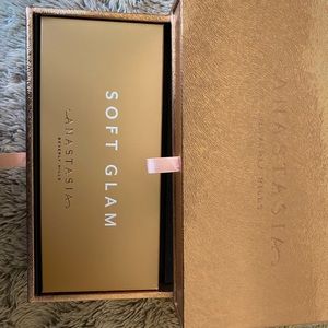 ABH pallet soft glam